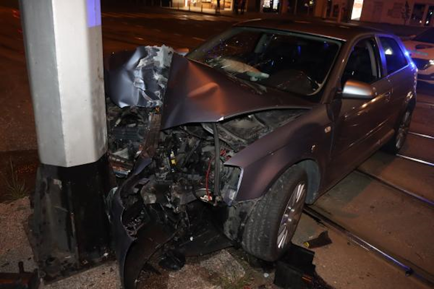 FOTO Krš i lom na Trešnjevci: Promašio Selsku i udario u stup