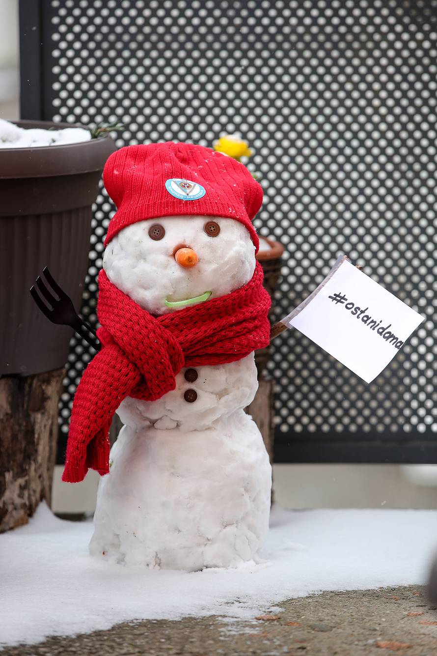 Prekrasno: Snjegović s balkona šalje poruku - ostani doma...