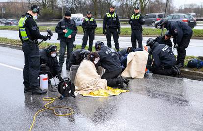Klimatski prosvjed u Hamburgu obilježilo nasilje: Prosvjednike napali vozači, tukli ih nogama