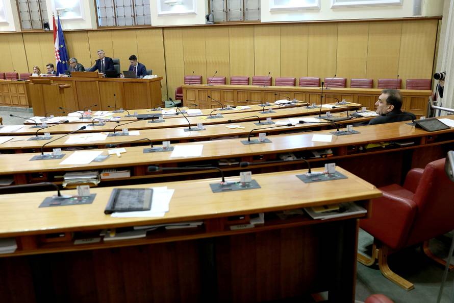 Teška noć? Umorni i pospani Stazić uspio zatražiti stanku...