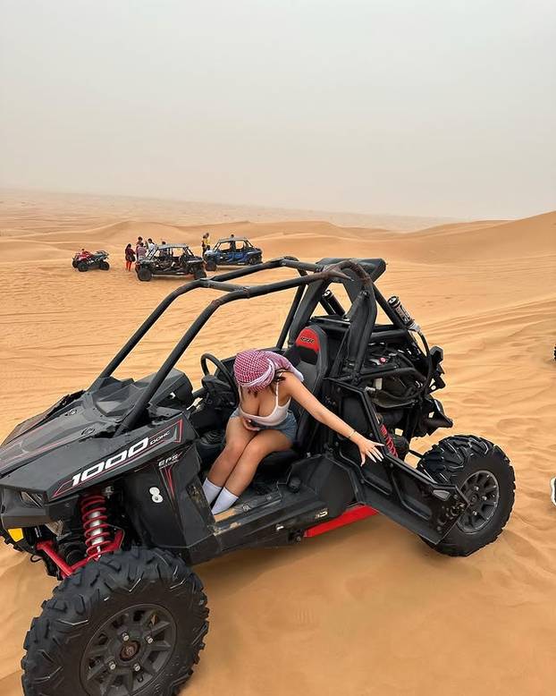 FOTO 'Nije lako imati velike grudi – žene su ljubomorne i ostavljaju zlobne komentare'