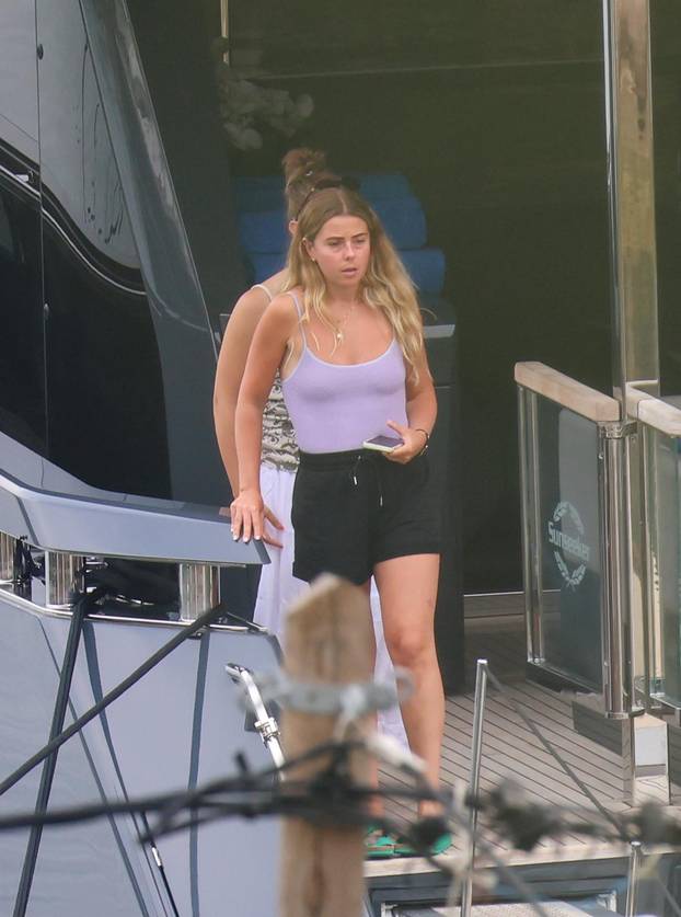 Bivša "Spajsica" Geri Halliwell sa suprugom Christianom i djecom uživa u ljetovanju na Jadranu