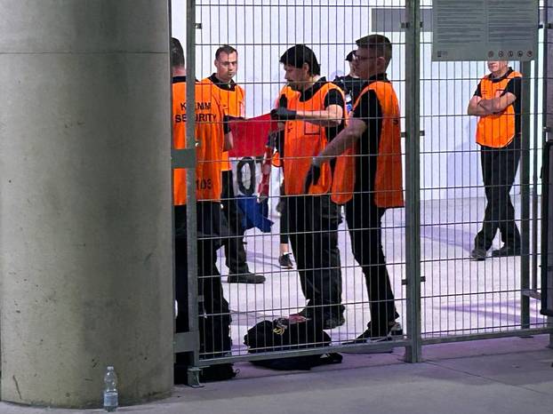 Ovako pregledavaju zastave na Opus Areni. Pogledajte kontrole na ulazima, svaku fotografiraju!