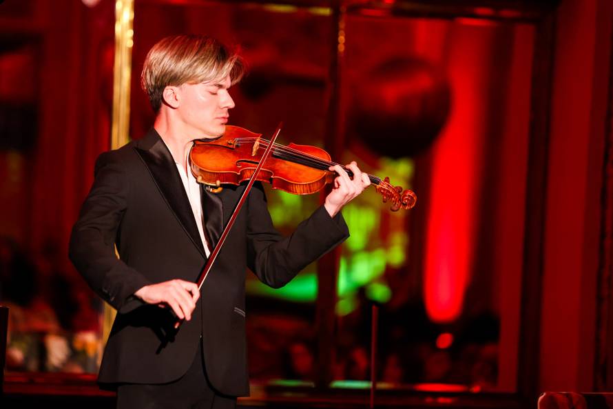 Iva Todorić, nakon što je bila na koncertima Ace Pejovića i Lepe Brene, došla slušati klasiku...