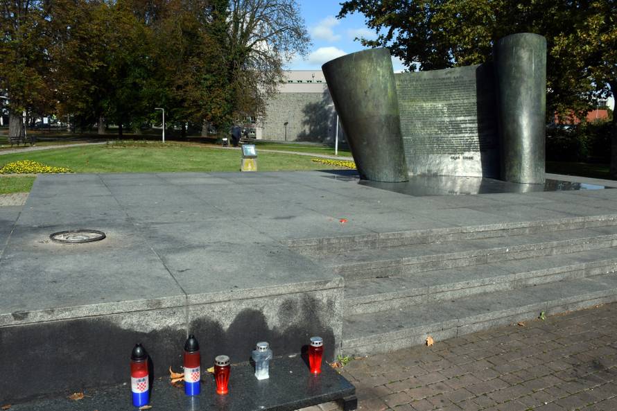 Sisak: Ponovo ugašen vječni plamen kod spomenika poginulim hrvatskim braniteljima
