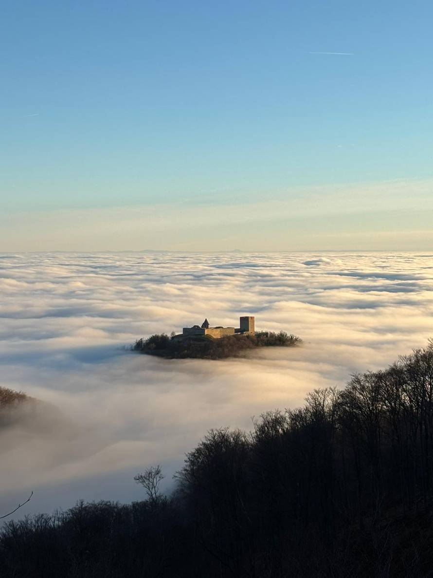 FOTO Medvedgrad u gustoj magli 'pluta' nad Zagrebom