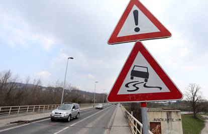 HAK upozorava: U Gorju i na Jadranu mogući odroni. Promet zabranjen na nekim cestama