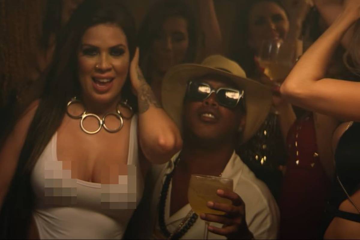 Ronaldinho sad postao reper: Pleše s bujnim Brazilkama...