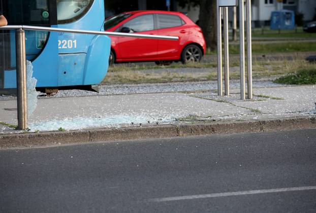 Zagreb: Kod Velesajma autom proletio kroz tramvajsku stanicu, nema ozlijeđenih