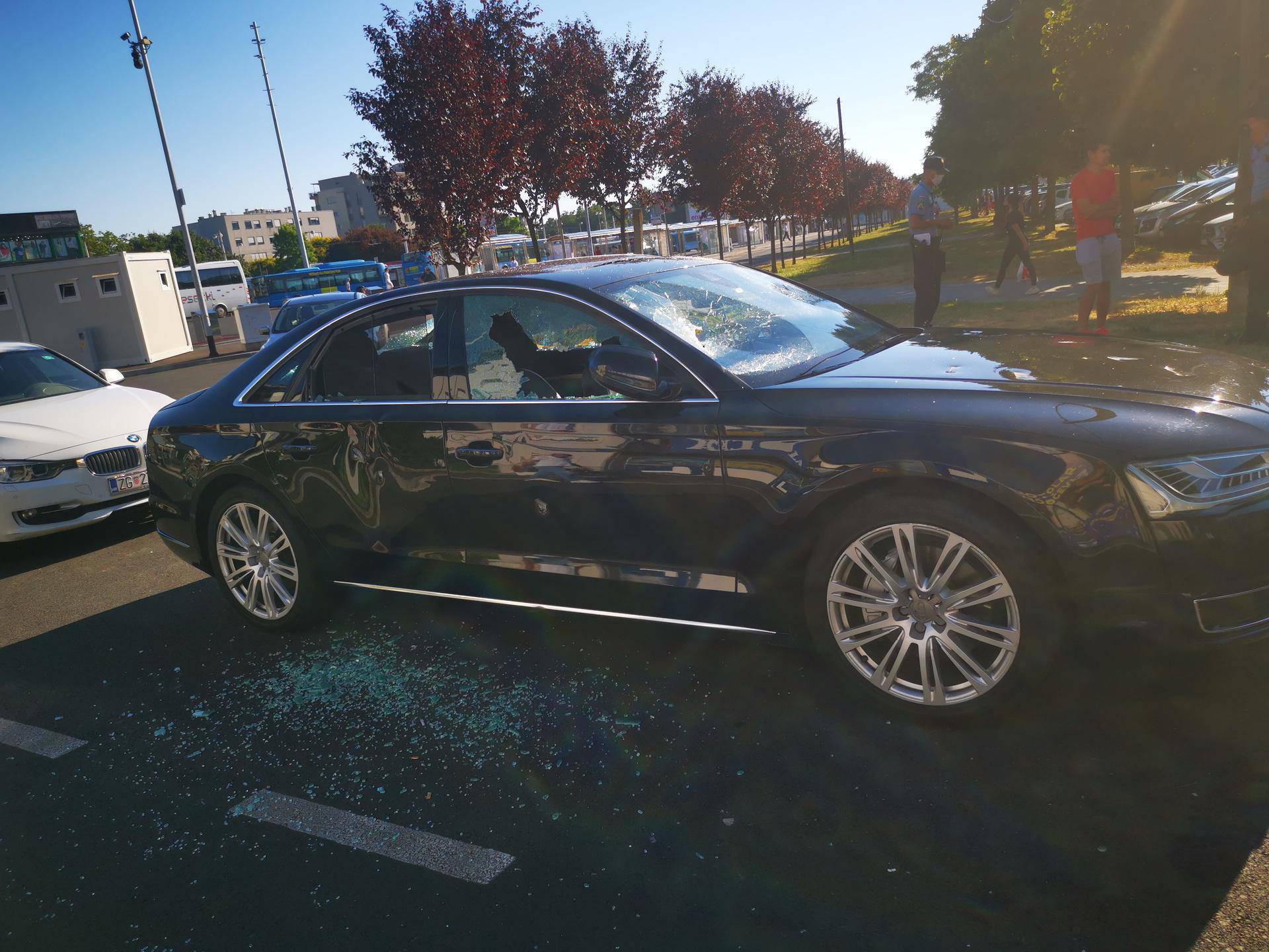Zagreb: Bijesni radnik sjekirom je demolirao Audi. Mislio je da je šefov. Uništio je krivi auto!