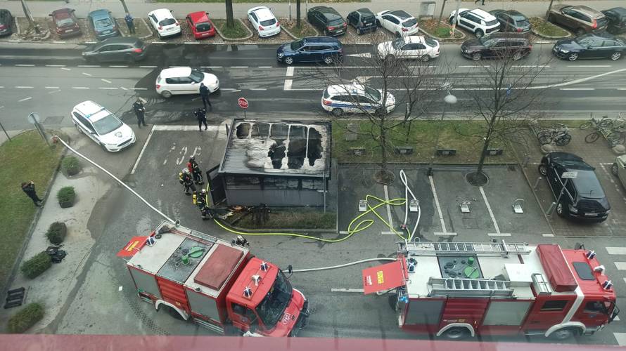 Gorjelo na Vukovarskoj: Zapalio se kontejner u smetlarniku, na teren  izašlo osam vatrogasaca