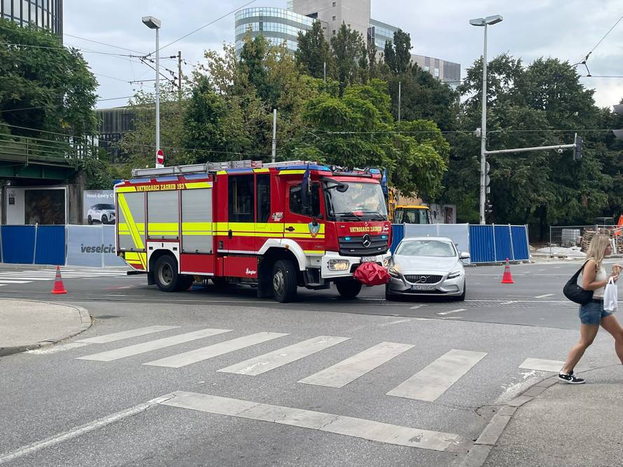 Vatrogasci jurili na intervenciju u Zagrebu i sudarili se s autom!