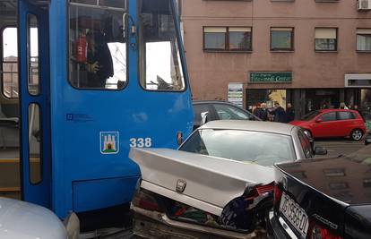 'Samo ga je odnio': Tramvaj  u Ozaljskoj naletio na automobil