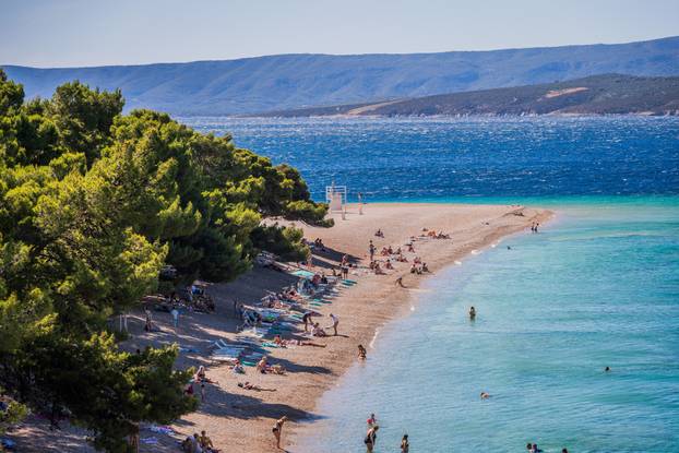 Olujna bura i jutro na plaži Zlatni rat