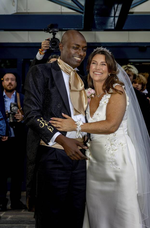 Bridal couple princess Märtha Louise and Mr. Durek Verrett greet the crowd