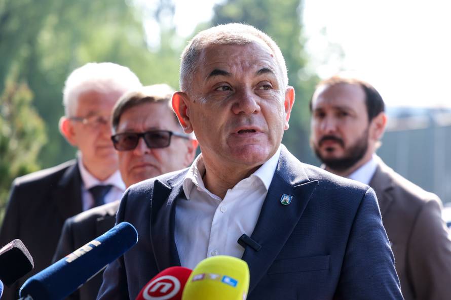 Ivica Lovrić predao potpise za kandidaturu za gradonačelnika Zagreba