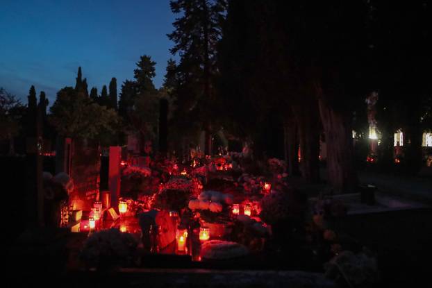 Zadar: Večernji pogled na Gradsko groblje na blagdan Svih svetih