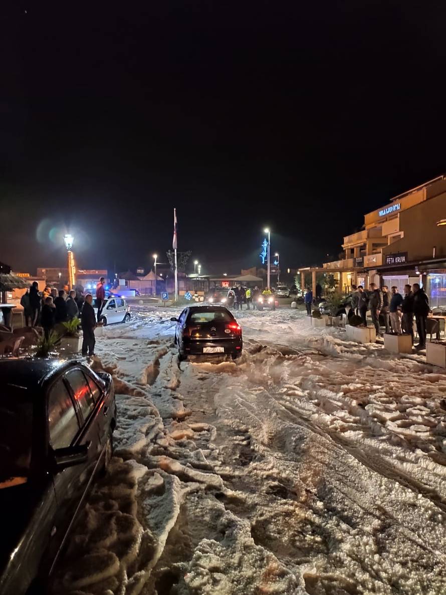 Tuča je pogodila Jadran: 'Aute smo morali izvlačiti bagerima'