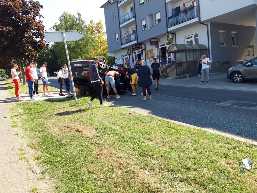 Kobno raskrižje u Sesvetama: Opet sudar auta, jedan udario i u stup pa se  izvrnuo na krov...