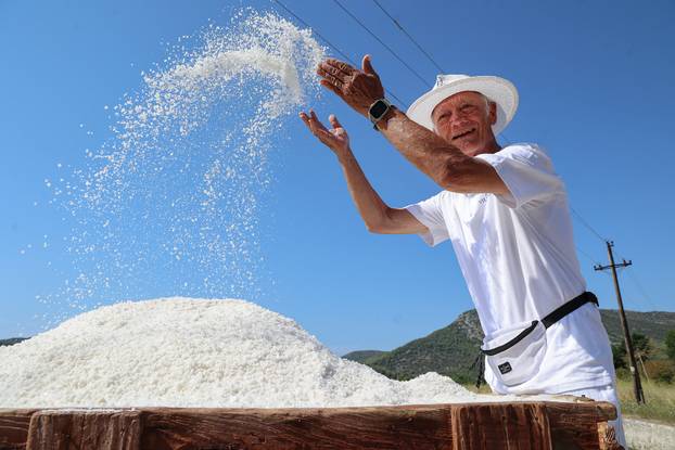 Berba soli u Stonskoj solani