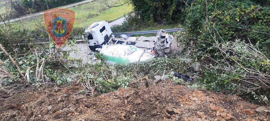 Vozač kamiona teško ozlijeđen kod Motovuna. Vozio je unatoč zabrani, više puta se prevrnuo