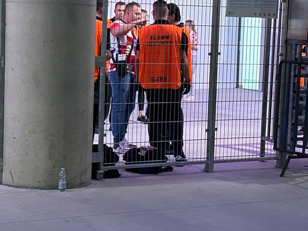 Ovako pregledavaju zastave na Opus Areni. Pogledajte kontrole na ulazima, svaku fotografiraju!
