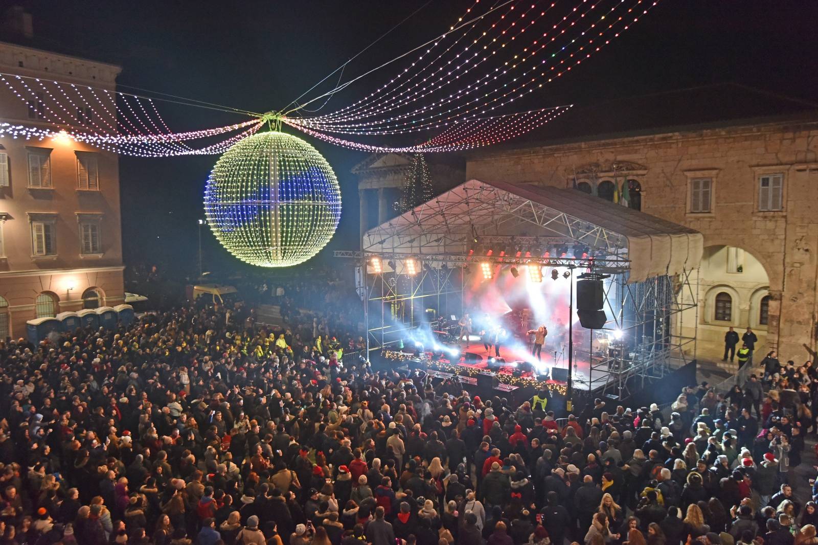 Pogledajte kako su građani na trgovima dočekali Novu godinu