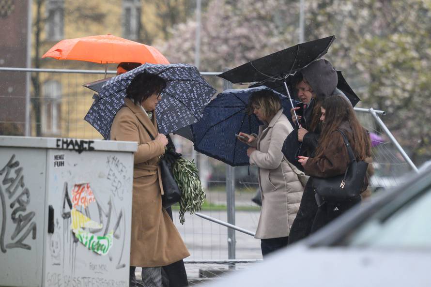 Zagreb: Nevrijeme s jakim vjetrom i kišom zahvatilo zagrebačke ulice
