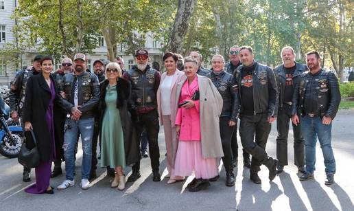 FOTO U Zagrebu za oboljele od raka dojke održali mimohod:  'Sačuvajmo zdrave dojke'