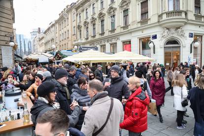 FOTO Badnjak po Hrvatskoj:  Centri gradova puni, dijele se fiš i bakalar, u Karlovcu kupanje...