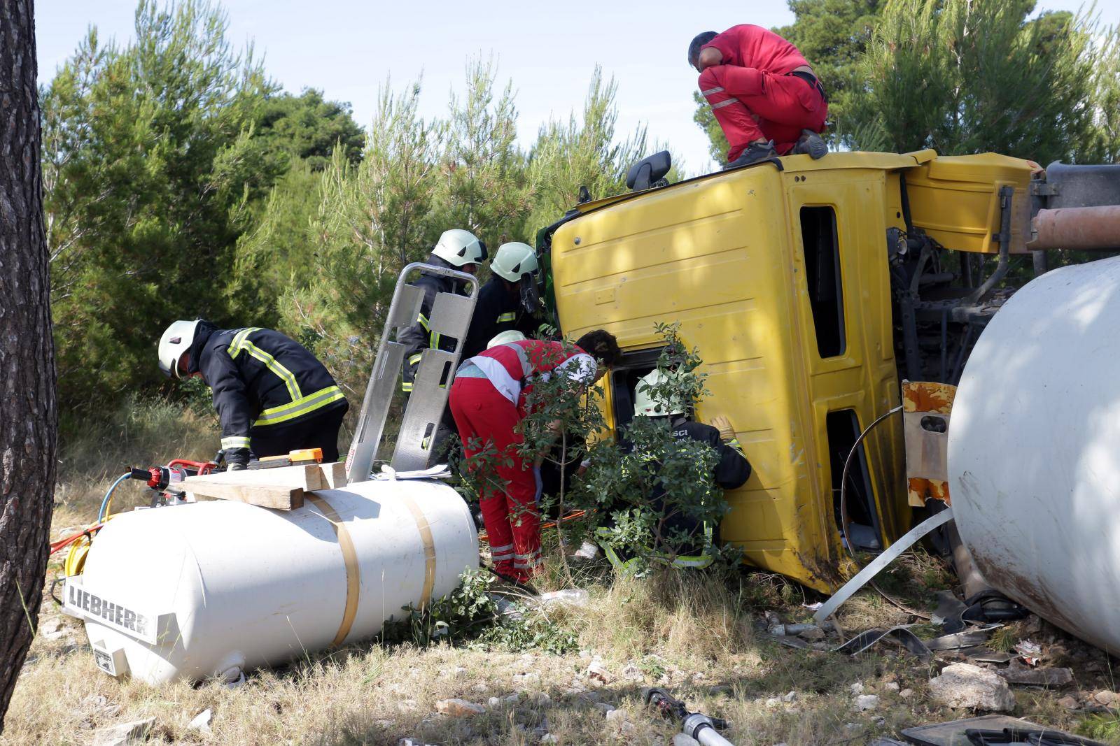 Na ulazu u Å ibenik s ceste izletio kamion mjeÅ¡alice za beton