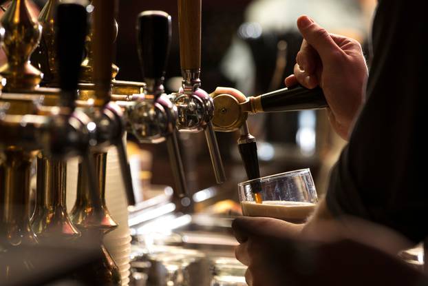 Closeup,Of,A,Bartender,Pouring,A,Dark,Stout,Beer,In