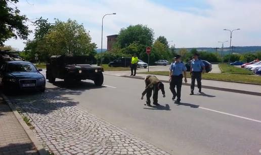 Veteran je pokazao stražnjicu američkom konvoju u Češkoj