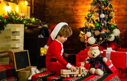 9 načina s kojima možete svoju djecu potaknuti da budu manji materijalisti tijekom Božića
