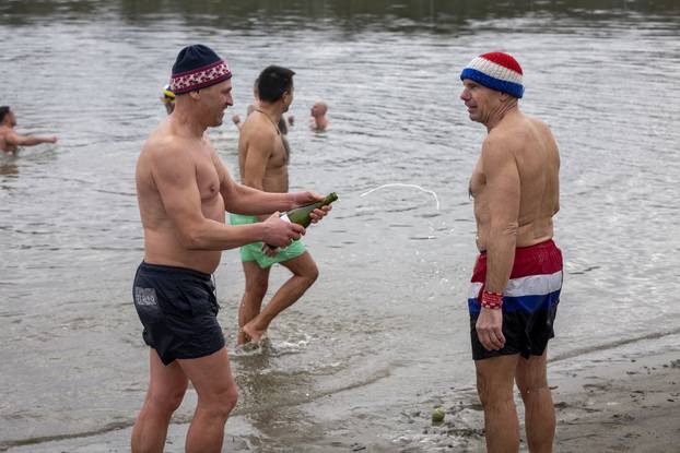 Osijek: Tradicionalno kupanje i picigin u rijeci Dravi