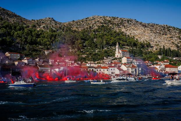 Prolazak Maratona lađa kroz Komin uz bakljadu