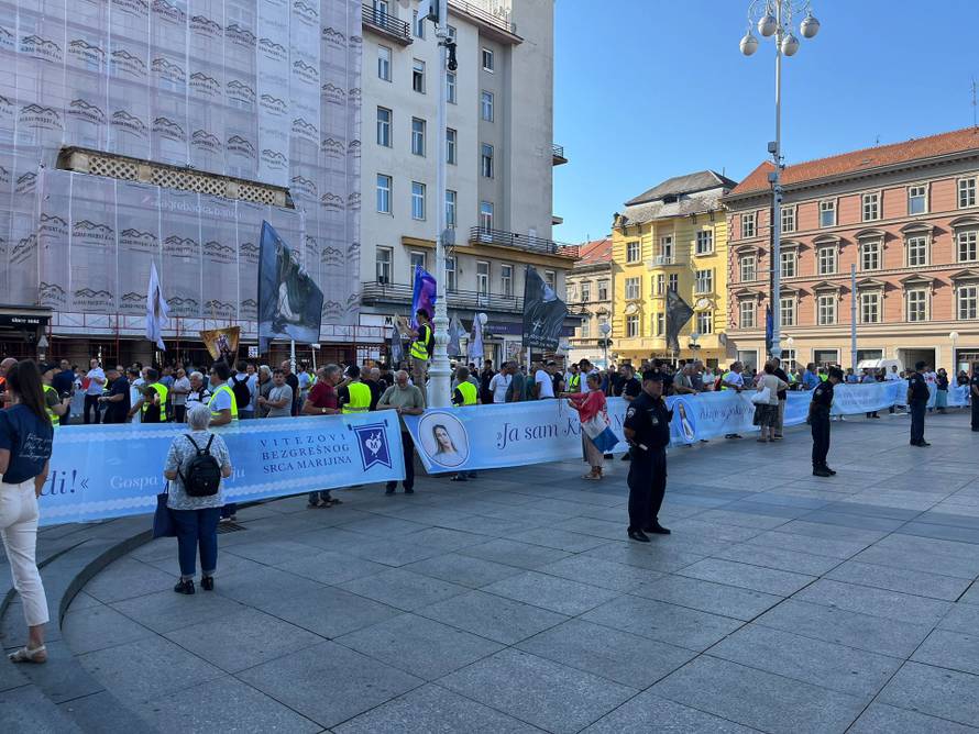FOTO Muškarci klečali na Trgu: Molili za Thompsonov koncert  te da ne padne ni kap kiše!