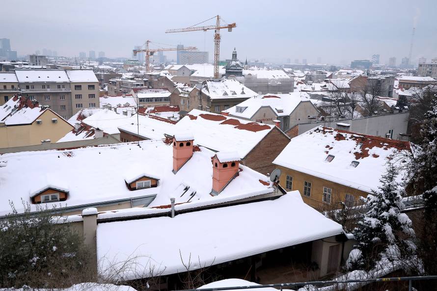 Zagreb: Porast temperature donosi i opasnost od pada snijega s krovova