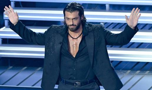 FOTO Seksi Sandokan zapalio je publiku na Sanremu: 'Kakav tigar! Neka do&dstrok;e svaku ve&ccaron;er'