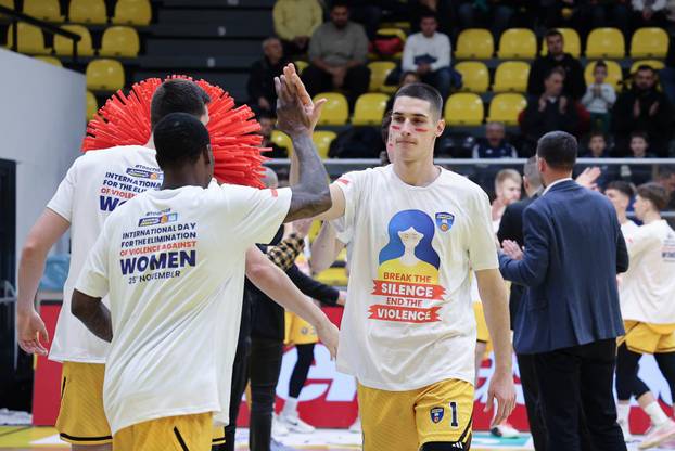 Split: Košarkaši igrali "našminkani" u znak podrške Međunarodnom danu borbe protiv nasilja nad ženama