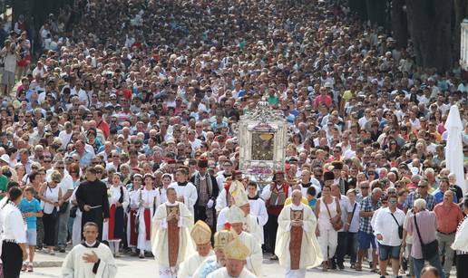 Tri bombe razorile su crkvu, a slika Gospe ostala je netaknuta