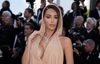 Svi su je gledali! 'Francuska Kim Kardashian' je servirala dubok dekolte na festivalu u Cannesu