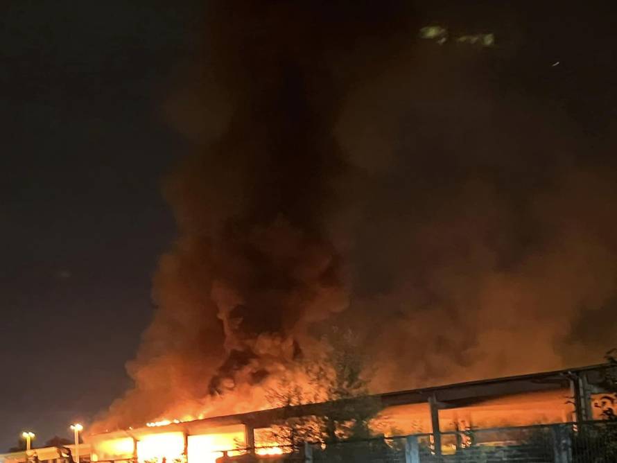 Galerija snimki i fotografija: Ovako je gorjelo na Jakuševcu! Vatru je gasilo 19 vatrogasaca