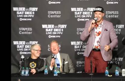 Fury napravio show na presici: Pjevao, plesao i bacio mikrofon