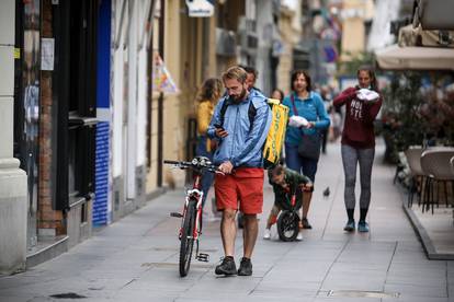 Zagreb: Prohladno i promjenjivo vrijeme navelo je građane na topliju odjeću