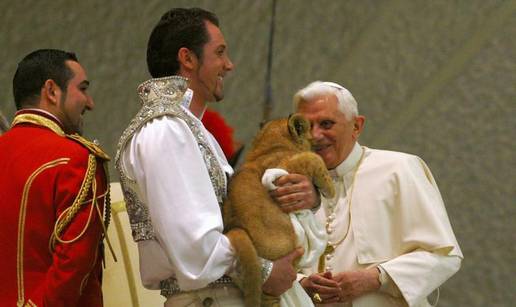 Papa Benedict XVI ugostio cirkus u sklopu audijencije 