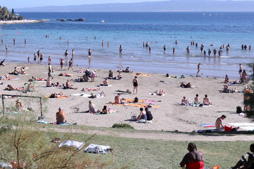 Split: Brojni građani sunčan dan proveli na plaži