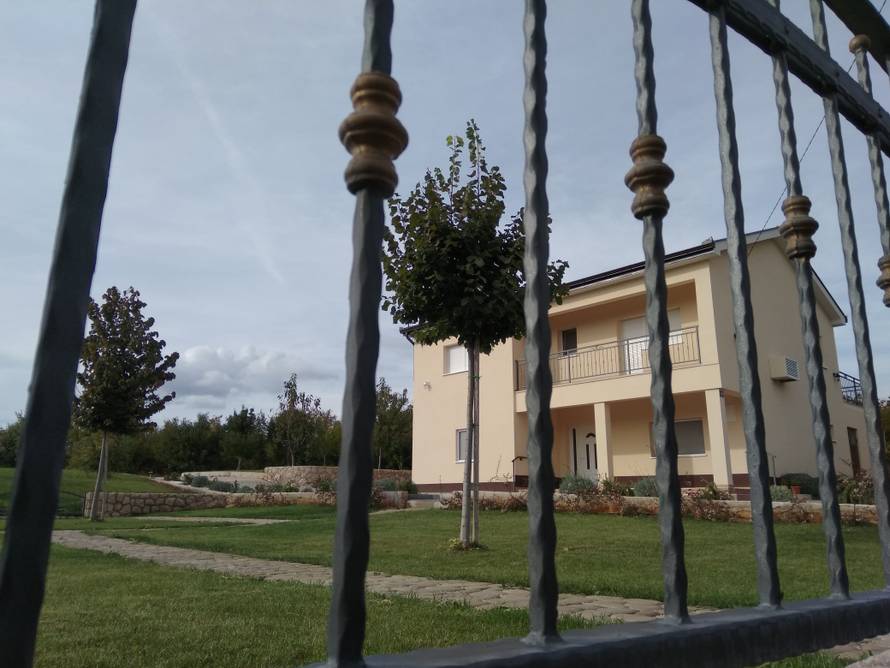 Vasini obiteljski dvori: Uredio kuću koju nije prijavio u kartici