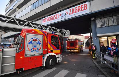 FOTO Navijači se okupljaju na ulicama diljem Zagreba: Čekaju da prođe autobus s vatrenima