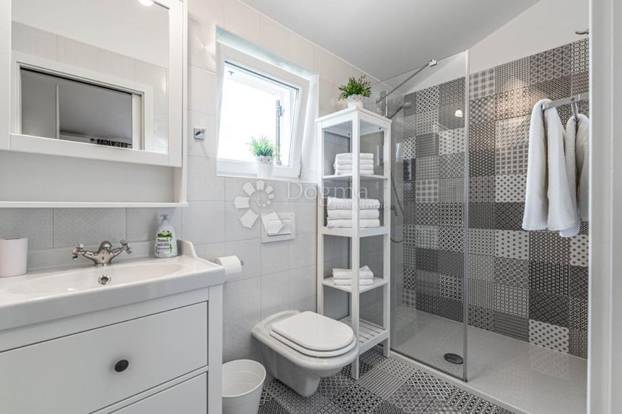 FOTO Pogledajte šarmantnu vilu u Labinu. Košta manje od pola milijuna eura, a ima i bazen